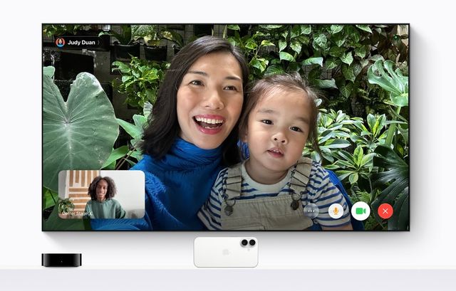 Videollamada de FaceTime en un televisor conectado al Apple TV, con un iPhone como cámara
