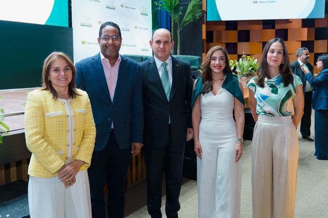 Grace Cochón, Beny Metz, Edgar Del Toro, María Esperanza Haché y María Teresa Sangiovanni en el foro de Banco Caribe