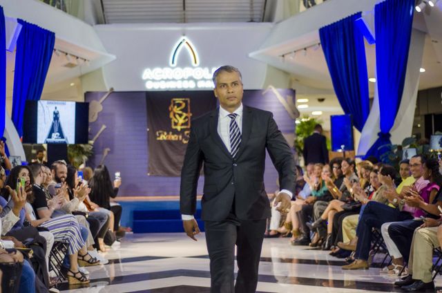 Diseñador Robert Flores presenta colección History