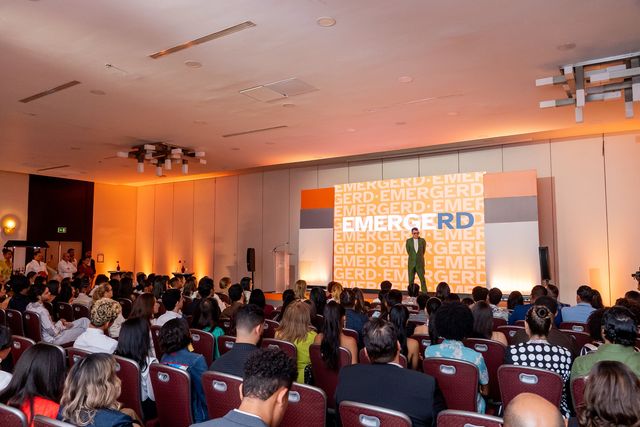 El Salón Las Américas del Crowne Plaza lleno durante la presentación de EmergeRD