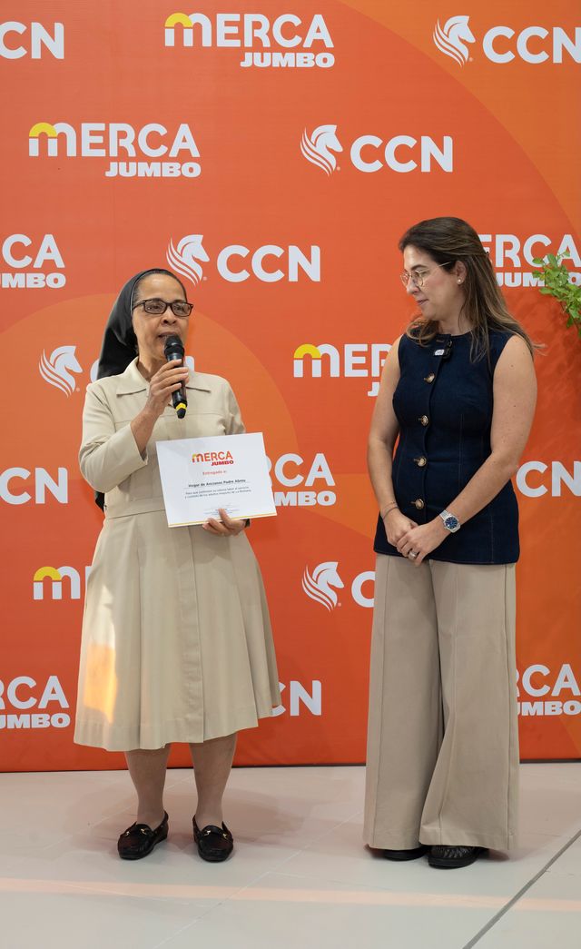 Sor Elena da palabras de agradecimiento junto a Amalia Vega