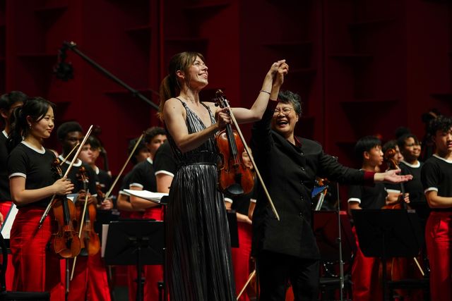 Mei-Ann Chen junto a la violinista Tessa Lark
