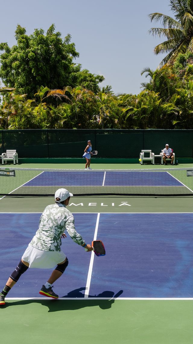 Un jugador devuelve la pelota en una de las canchas del torneo