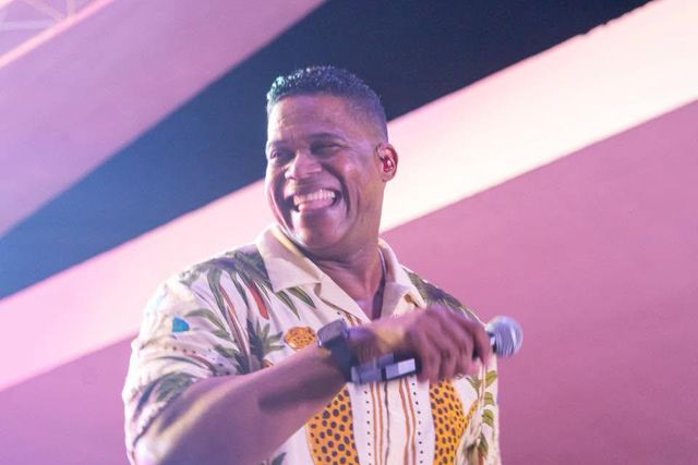 Jandy Ventura sonríe micrófono en mano durante una presentación
