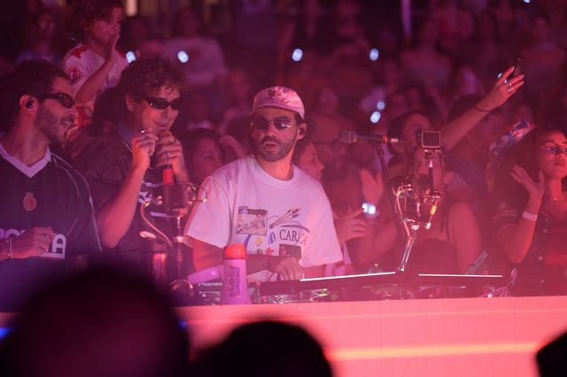 Integrantes de Rawayana en la consola durante el segmento de DJ