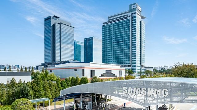 Torres de oficinas de Samsung Electronics y el arco de entrada con el logo de Samsung bajo un cielo despejado