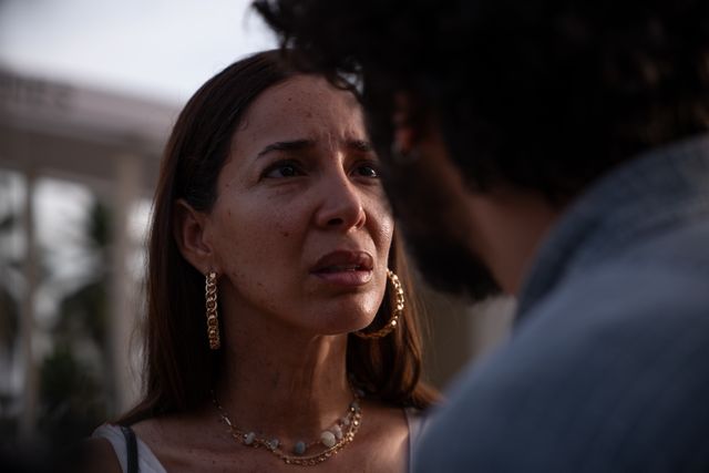Escena de «Qué más puedes hacerme»: una mujer conversa angustiada frente a un hombre