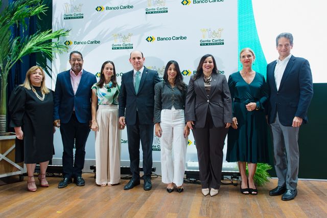 Jacqueline Herrera, Benny Metz, María Teresa Sangiovanni, Edgar Del Toro, Rosalía Mendoza, Francesca Luna, Mónika Despradel y Oscar Villanueva
