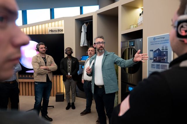 Un presentador de Samsung explica la lavadora y secadora con SmartThings a un grupo de periodistas en The Brief Milan