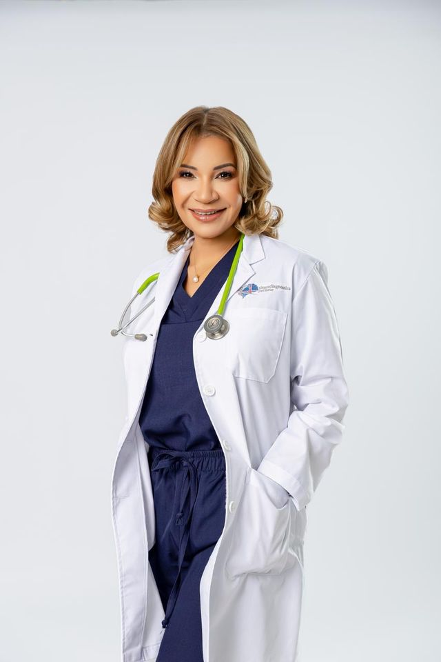 La doctora Sorivel Álvarez con bata blanca y estetoscopio