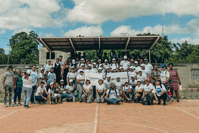 Voluntariado de Banco Caribe participa en “Pintaton” de entidad Techo RD