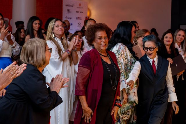 Rosario Tifá recibe un reconocimiento en la presentación de EmergeRD
