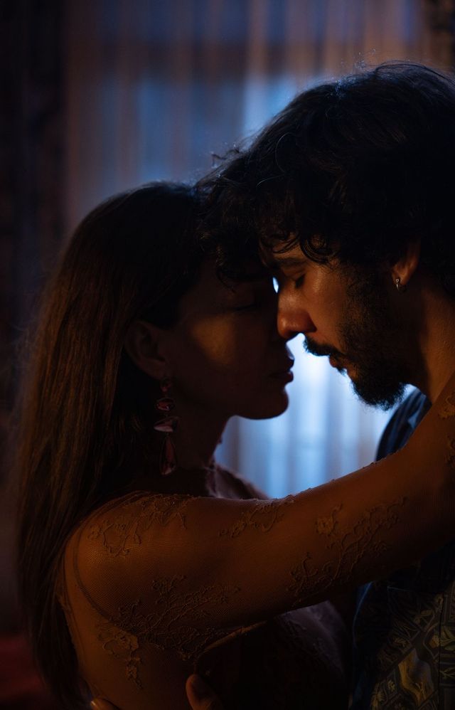 Escena nocturna de «Qué más puedes hacerme» con una pareja a punto de besarse