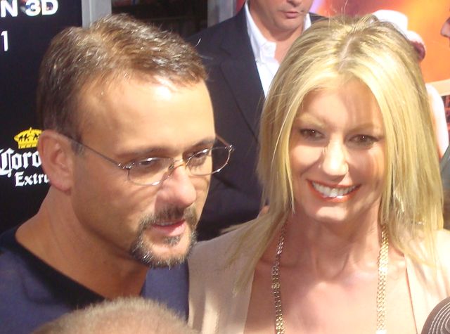 Tim McGraw, con lentes, junto a Faith Hill, sonriente, en una alfombra roja en 2009