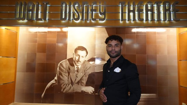 Joe Blandino posa bajo el letrero del Walt Disney Theatre