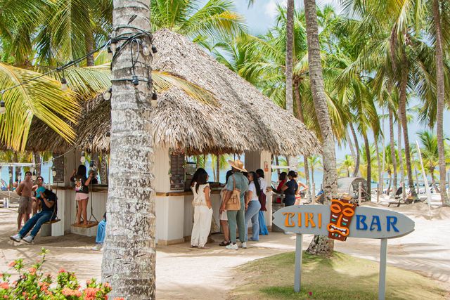 El Tiki Bar entre palmeras en Viva Dominicus Palace