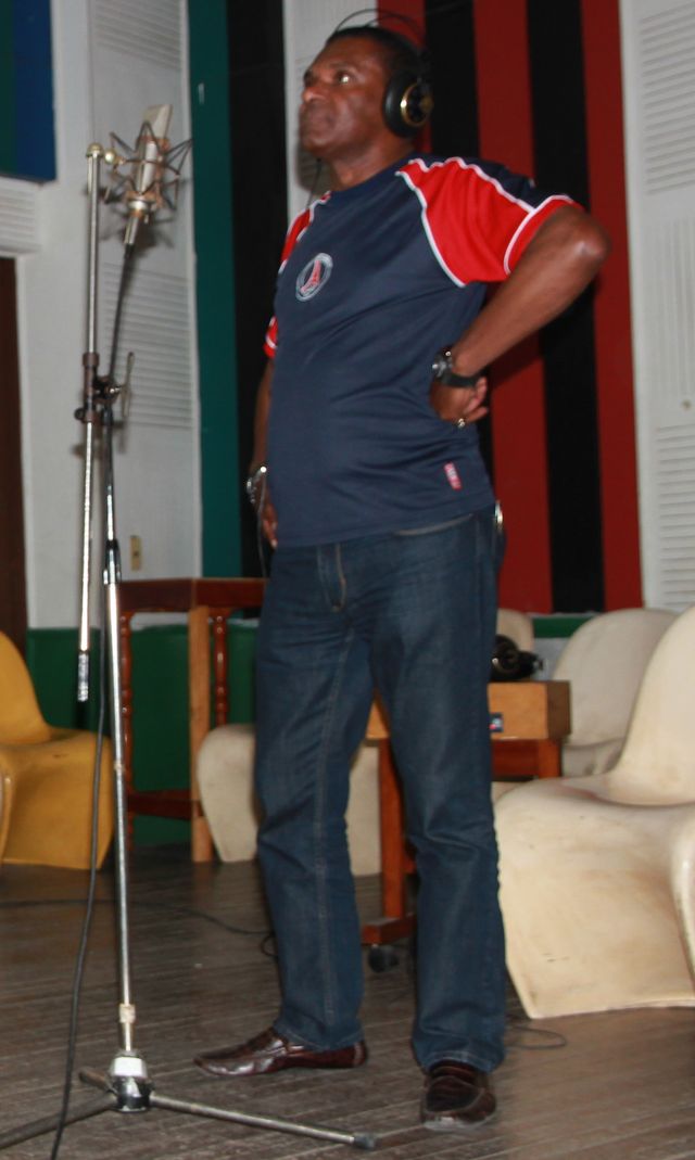 José Alberto «El Canario» durante una grabación en los estudios Siboney de la EGREM en Santiago de Cuba, en 2014