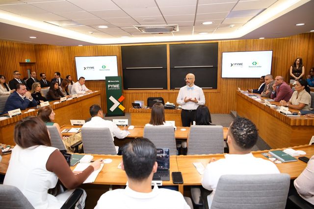 Un facilitador se dirige a empresarios durante una formación de PYME Expansión en un auditorio