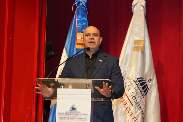 Un representante del Ministerio de Cultura habla desde el podio en la inauguración del Fenate 2026, en la sala Carlos Piantini