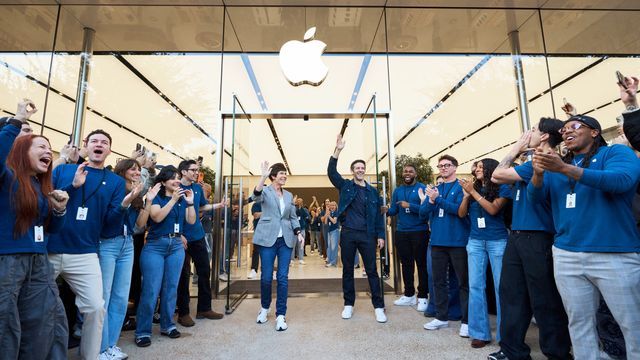 Deirdre O’Brien y John Ternus celebran con empleados de Apple la apertura de la tienda Apple Domain Northside en Austin