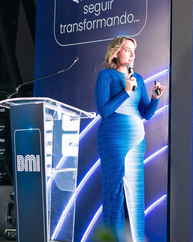 Maryorie Piña, presidenta ejecutiva de BMI Seguros República Dominicana, habla desde el podio