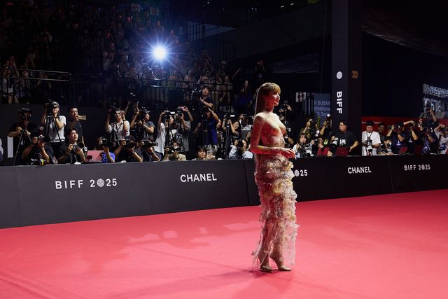 Lisa posa en la alfombra roja del Festival Internacional de Cine de Busan 2025 con un vestido de flecos dorados