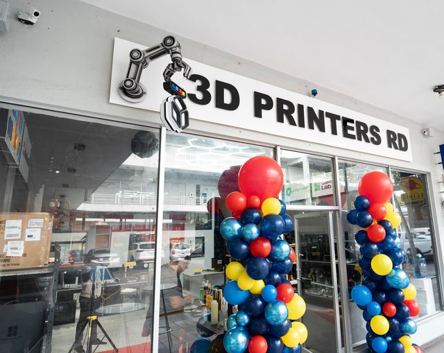 Fachada de la tienda 3D Printers RD en Plaza Metropolitana con columnas de globos en la entrada