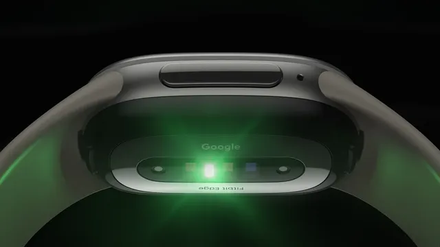 Vista inferior del Fitbit Edge con el sensor de ritmo cardíaco encendido en luz verde