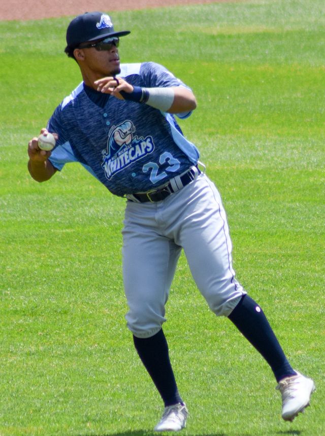 Wenceel Pérez lanza la pelota con el uniforme de los West Michigan Whitecaps en Dayton, Ohio, en 2022
