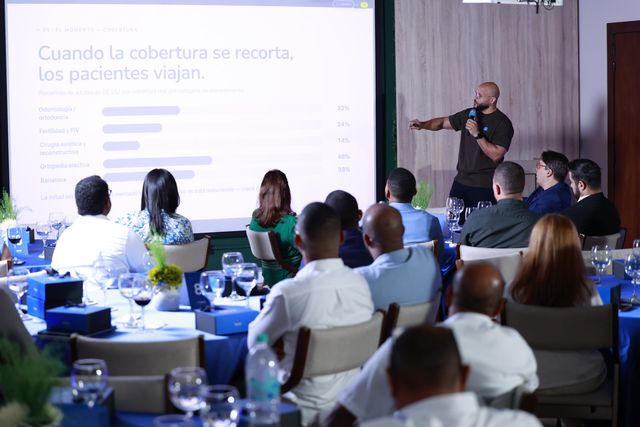 Héctor Terrero, CEO de heva, habla con micrófono durante la presentación