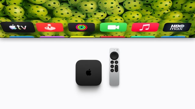 Apple TV 4K negro y control Siri Remote plateado debajo de un televisor con las apps de Apple TV, Arcade, Fitness, FaceTime y Música