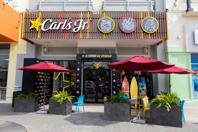 Fachada del nuevo Carl's Jr. en la plaza Galería 360