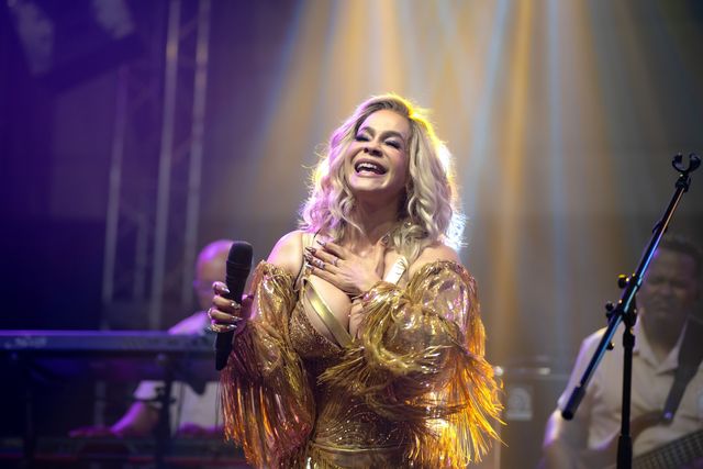 Miriam Cruz sonríe con la mano en el pecho durante su presentación