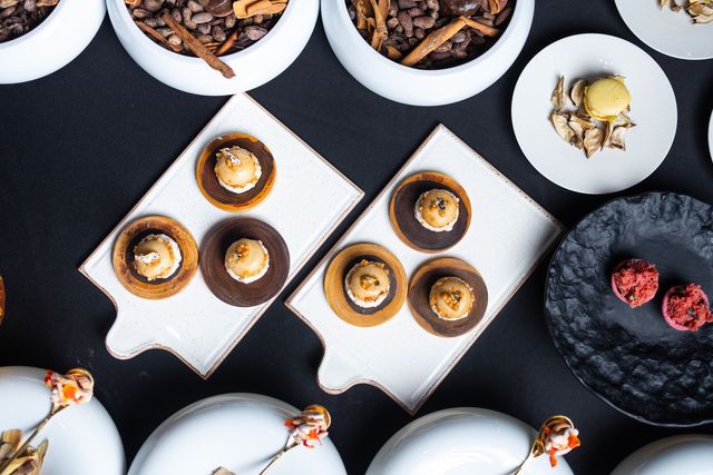 Postres individuales servidos sobre platos blancos