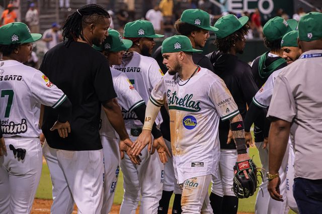 Jugadores de las Estrellas Orientales se saludan tras vencer 8-3 al Licey en el Tetelo Vargas