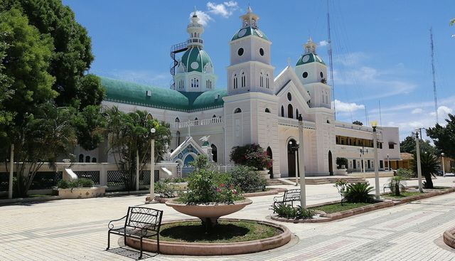 La catedral de San Juan Bautista, de cúpulas verdes, frente a su plaza en San Juan de la Maguana