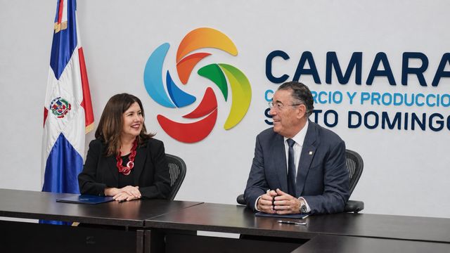 Lucile Houellemont y Juan Manuel Martín de Oliva conversan durante la firma del convenio en la Cámara Santo Domingo