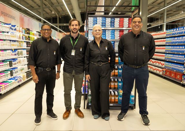 Omar Encarnación, Manuel Castillo, Clara Pión y Celso Portela en Supermercados Nacional Jarabacoa