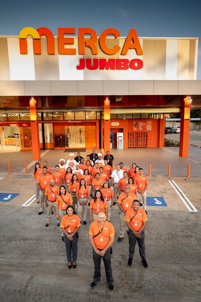 Empleados de Merca Jumbo La Romana posan frente a la nueva tienda