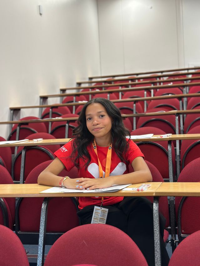 Una estudiante dominicana sentada en un aula de la competencia XPERTSTEM