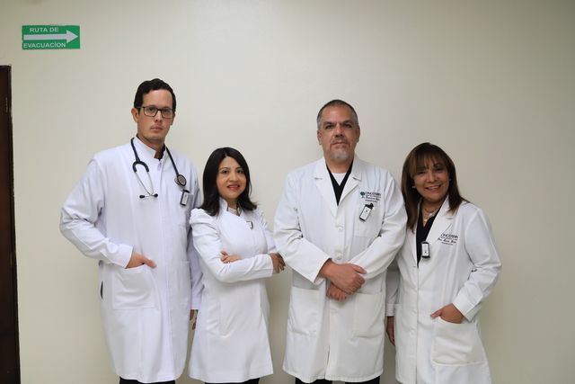 Los doctores Jorge Carmona, Sandy Torrico, Francisco Solís y Lucía Brito, de Oncoserv