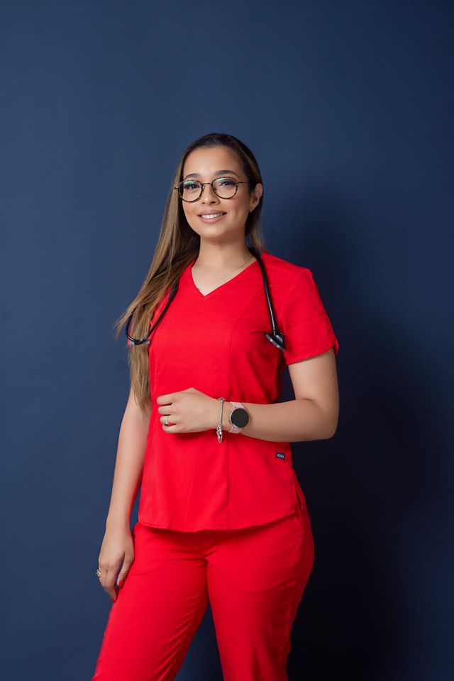 La neuropediatra Gracilina Cedeño con uniforme rojo