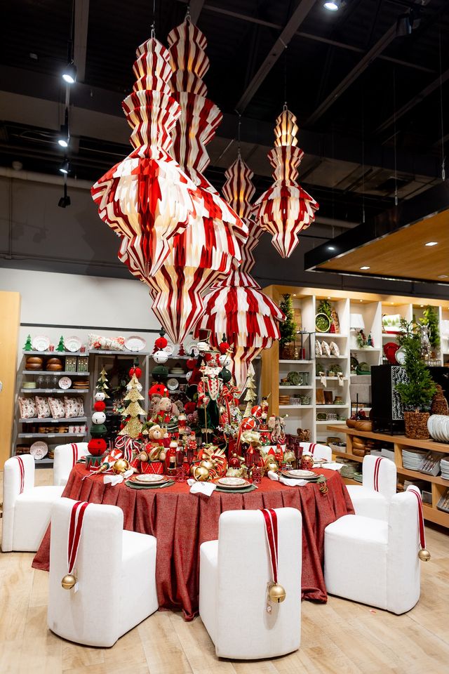 Mesa navideña en rojo y blanco con adornos colgantes en forma de caramelo