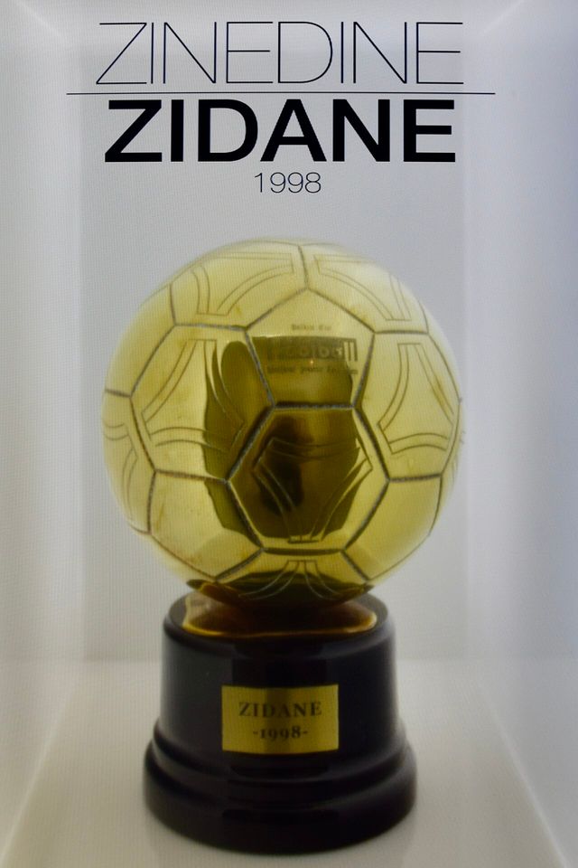 Balón de Oro de 1998 de Zinedine Zidane en una vitrina del museo del Real Madrid