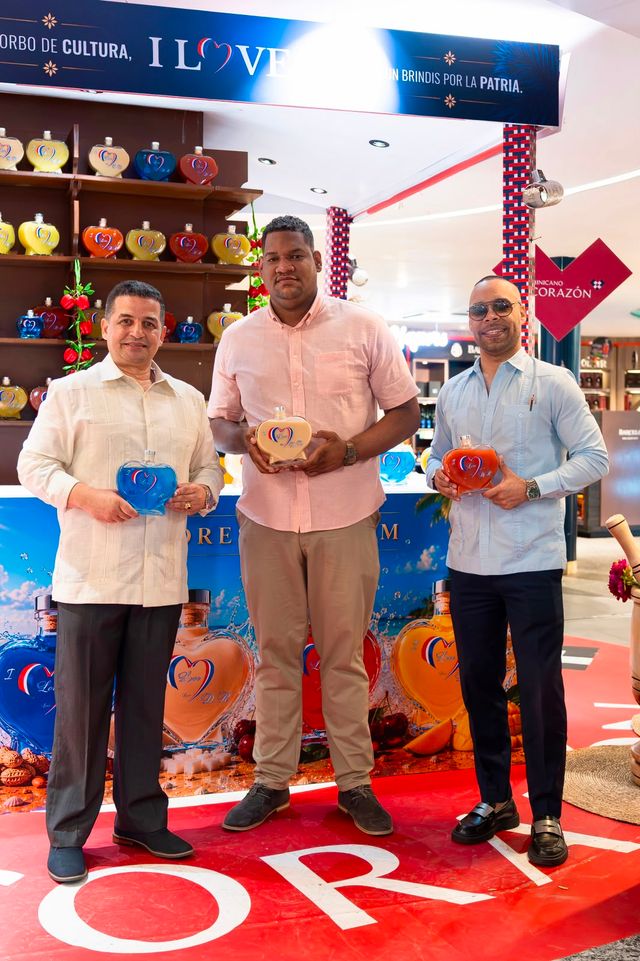 Julio Astacio, Iván Florentino y Juan Manuel Feliz con botellas de I LOVE D.R.