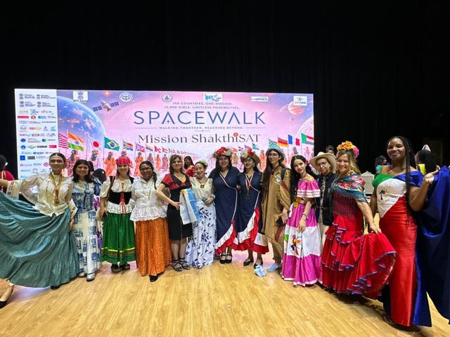 Participantes de países hispanohablantes con trajes típicos en Mission ShakthiSAT