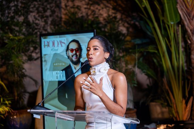 Patricia Acosta, editora de Bodas A La Moda, habla en el atril durante el encuentro