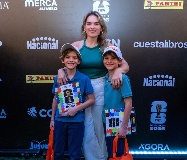 Karla Leschhörn, Santiago y Jorge Cruz con el álbum del Mundial