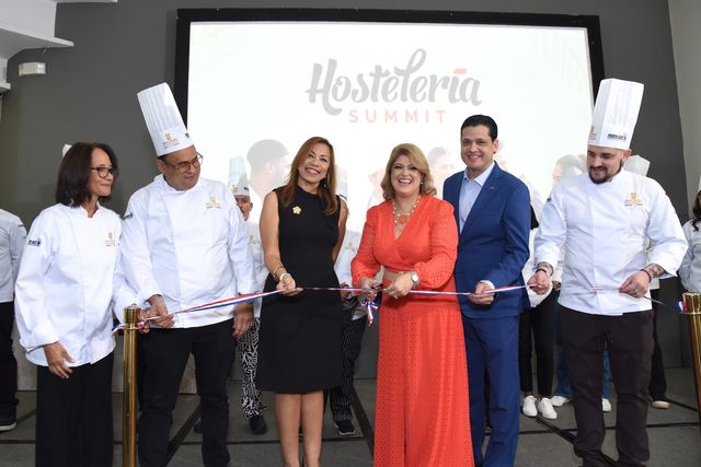 Cruz Castillo, Edgar Severino, Olga García, Marcelle Álvarez, Raymond Arias y Nicolás Garate cortan la cinta de Hostelería Summit 2026