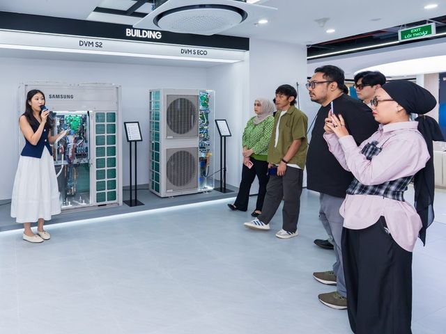 Una vocera de Samsung presenta equipos de climatización DVM S2 a periodistas en The Brief Hanoi